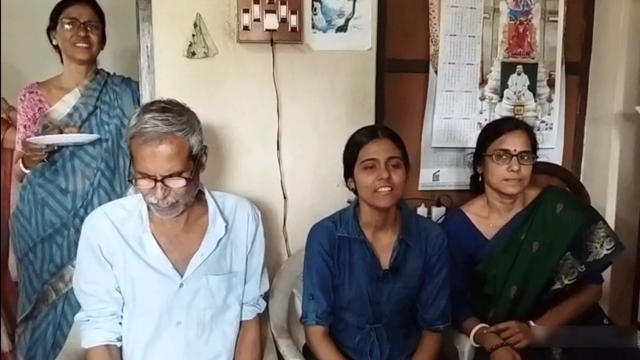 মাধ্যমিকের মেধাতালিকায় তৃতীয় স্থানে বাঁকুড়ার ঈশানী