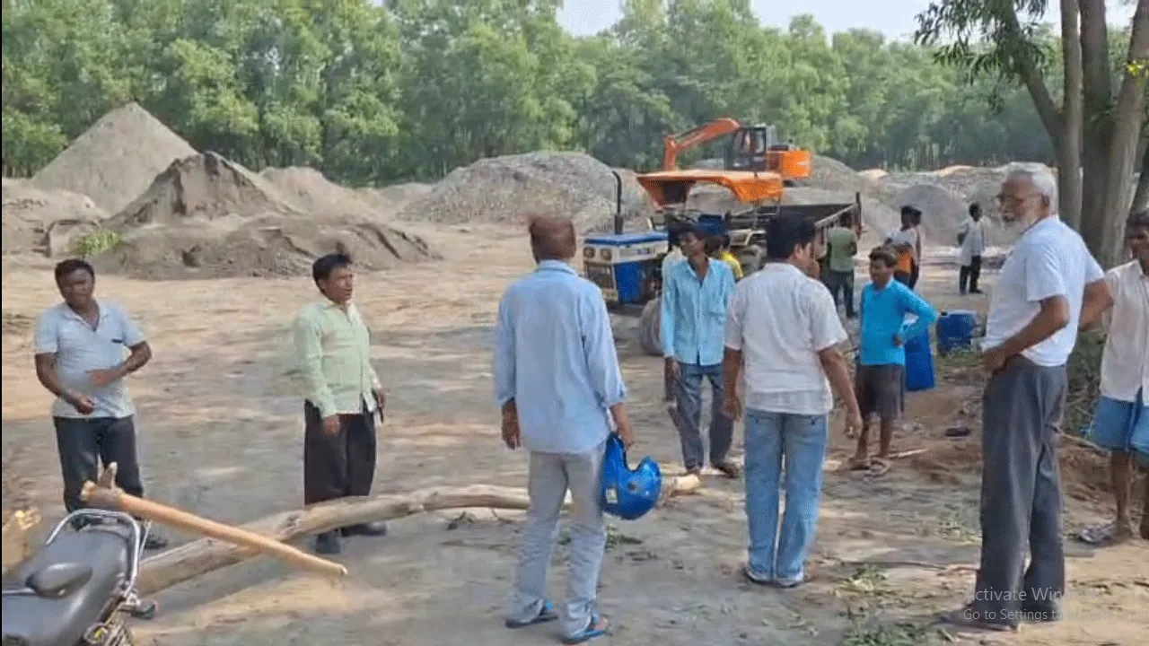 কারখানার বর্জ্য ছাই, পুকুরের পাঁক দিয়ে রাস্তা তৈরি, কাটমানির অভিযোগ