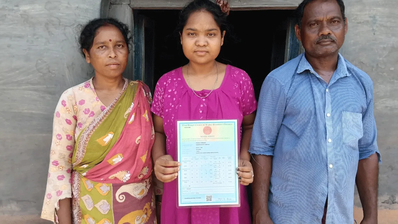 অর্থাভাবে পড়াশুনো বন্ধ হতে চলেছে বাঁকুড়ার আদিবাসী ছাত্রীর