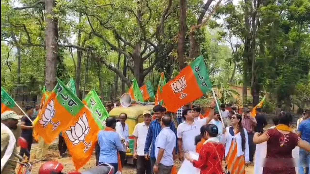 দুর্গাপুরে বোরো অফিস ঘেরাও করে বিক্ষোভ বিজেপির