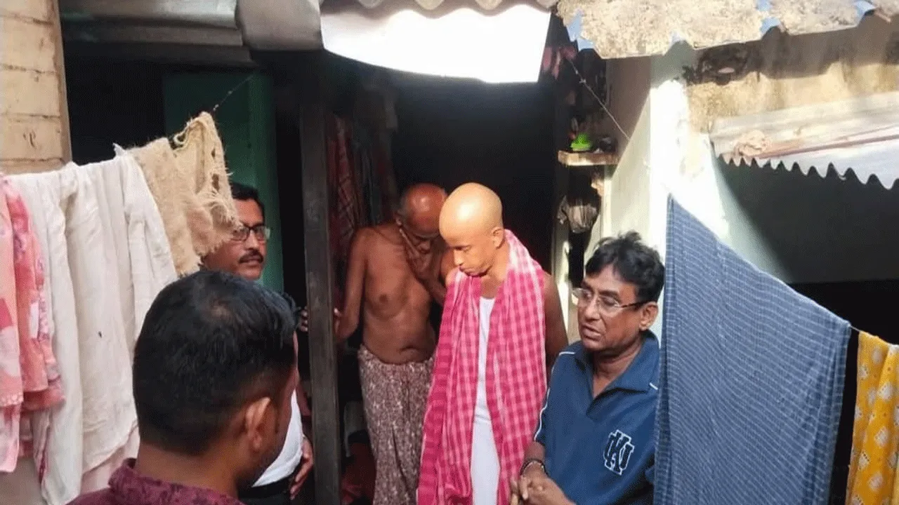 অসহায় পরিবারের পাশে বিধায়ক ও পুরপ্রধান