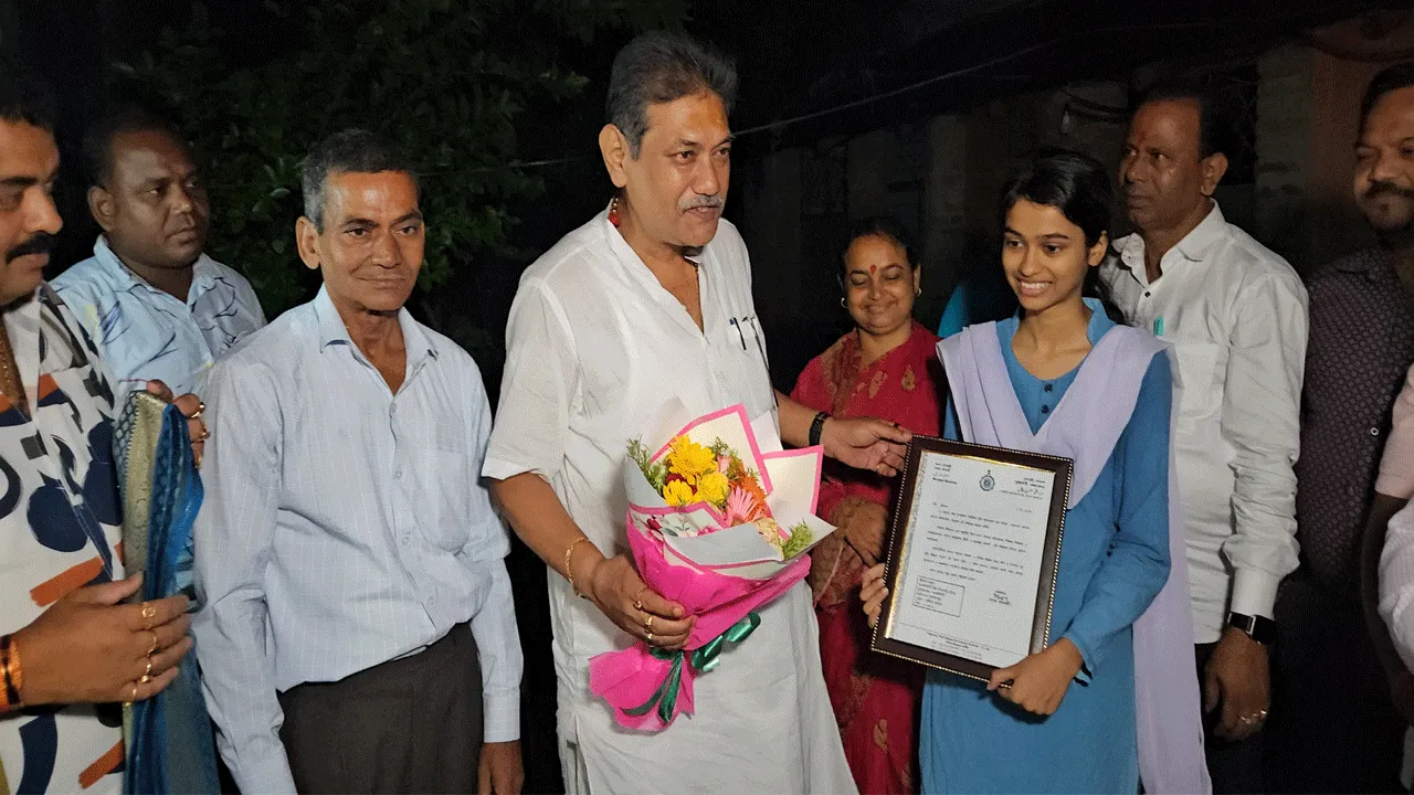 উচ্চ মাধ্যমিকে জেলার প্রথম শ্রীপর্ণাকে ল্যাপটপ উপহার