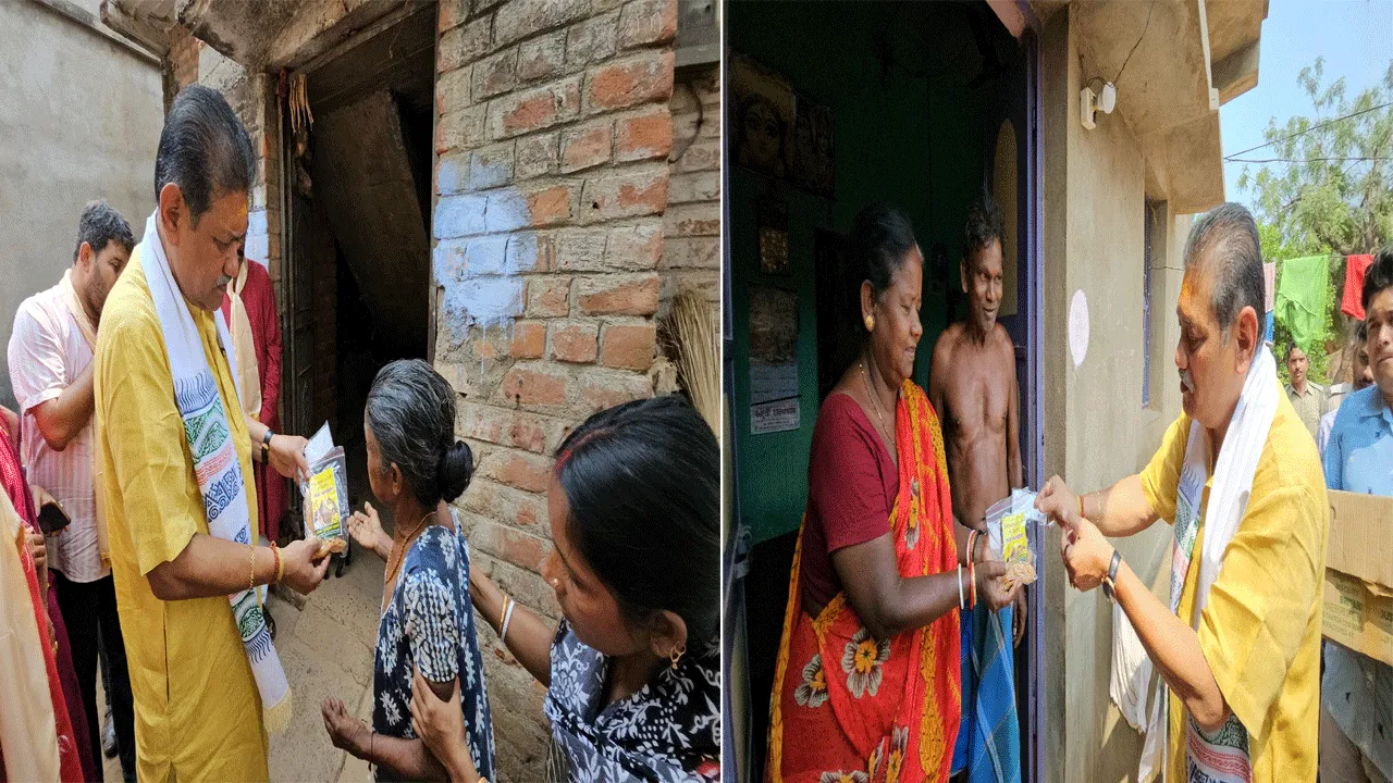 বাড়ি বাড়ি জগন্নাথদেবের প্রসাদ বিলি বিধায়কের
