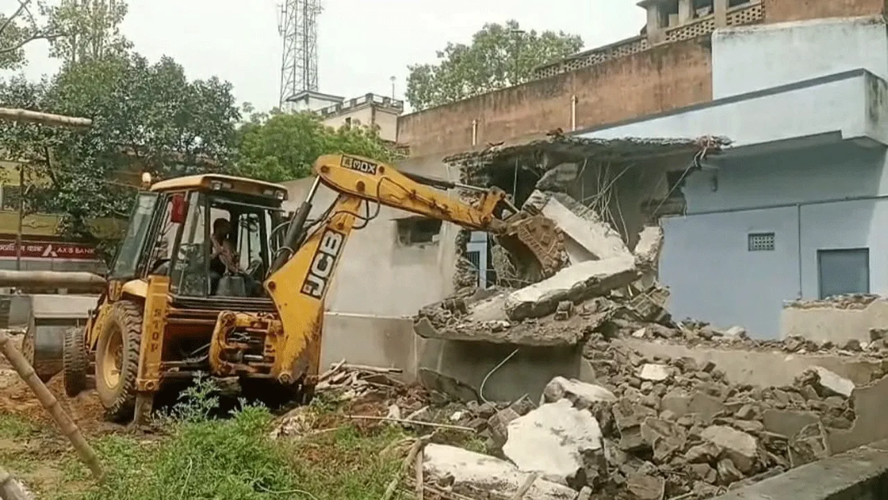 বার্নপুরে চলল বুলডোজার, অবৈধ নির্মাণ ভাঙল ইস্কো