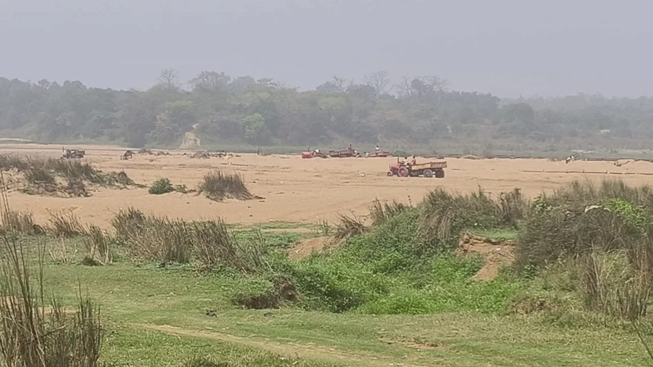 প্রকাশ্য দিবালোকে রমরমিয়ে অবৈধ বালি পাচারের অভিযোগ