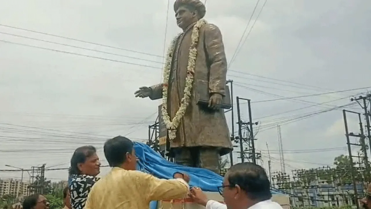 আসানসোলে বসলো সাহিত্য সম্রাট বঙ্কিমচন্দ্র চট্টোপাধ্যায়ের পূর্ণাবয়ব মূর্তি
