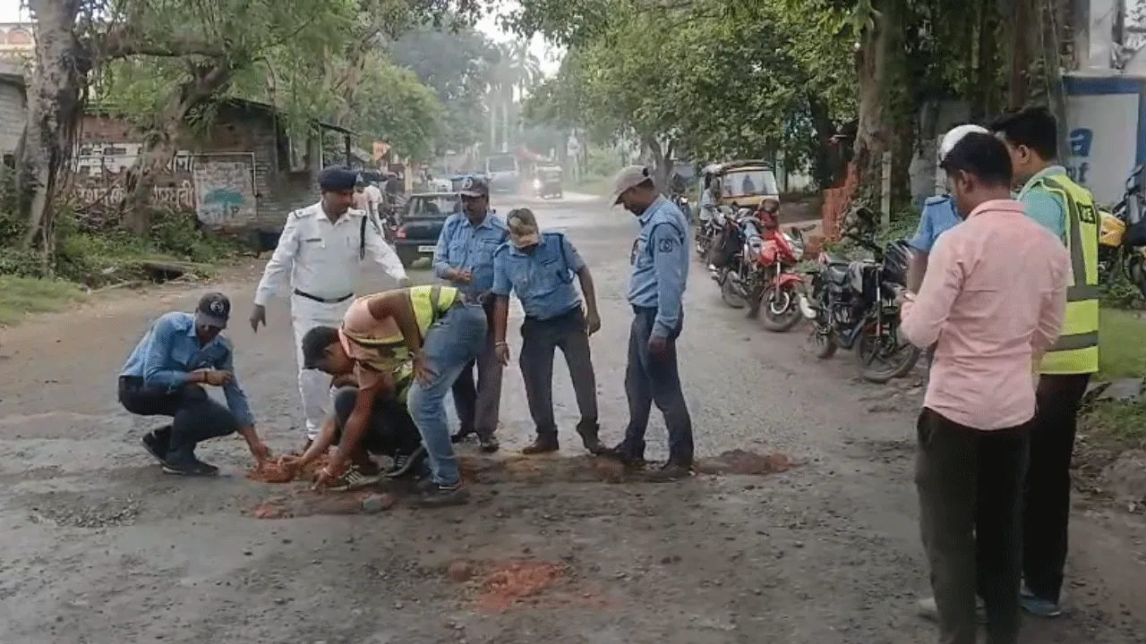 রাস্তা সারাইয়ে ট্রাফিক পুলিশ, সাহায্য়ে সিভিক ভলান্টিয়াররা