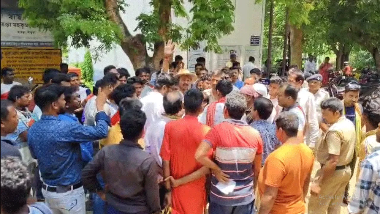 হাসপাতাল থেকে মুমূর্ষু রোগীদের ছুটি দিয়ে দেওয়ার অভিযোগ,পরিজনদের বিক্ষোভ