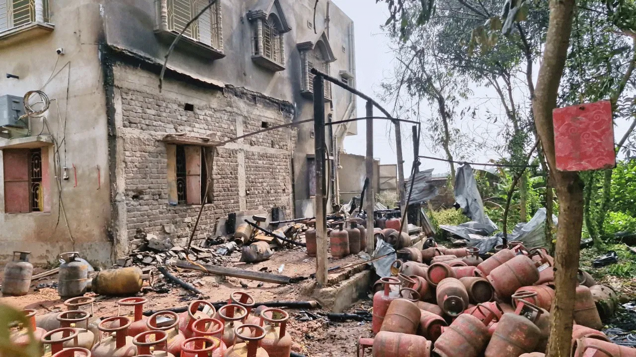 অবৈধ গ্যাস গোডাউনে সিলিন্ডার বিস্ফোরণে আগুন, আতংক