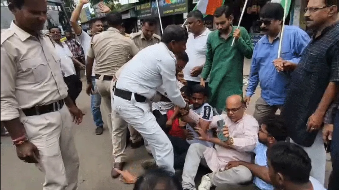 আইন ছাত্রীর ধর্ষণের প্রতিবাদে দুর্গাপুরে কংগ্রেসের বিক্ষোভ