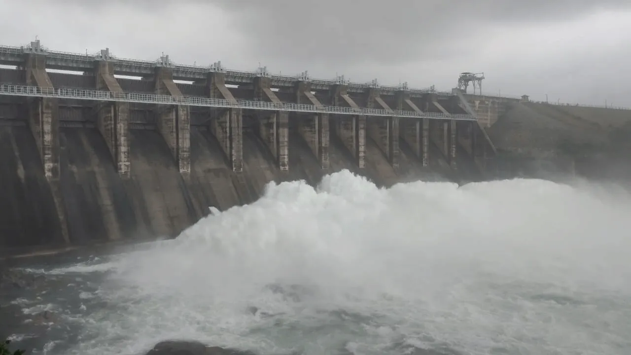 জল ছাড়ছে ডিভিসি, ফুঁসছে দামোদর