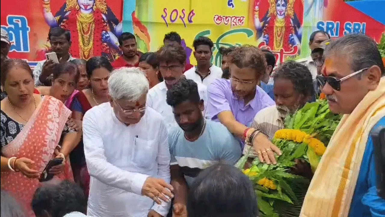 দুর্গাপুজোর খুঁটি পুজোর আবহে কালীপুজোর খুঁটিপুজো