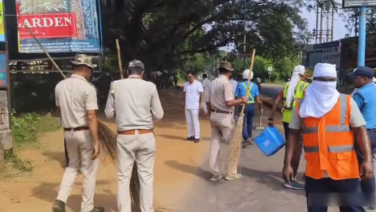 দুর্গাপুরে রাস্তা সাফাইয়ে ঝাড়ু হাতে ট্রাফিক আধিকারিকরা