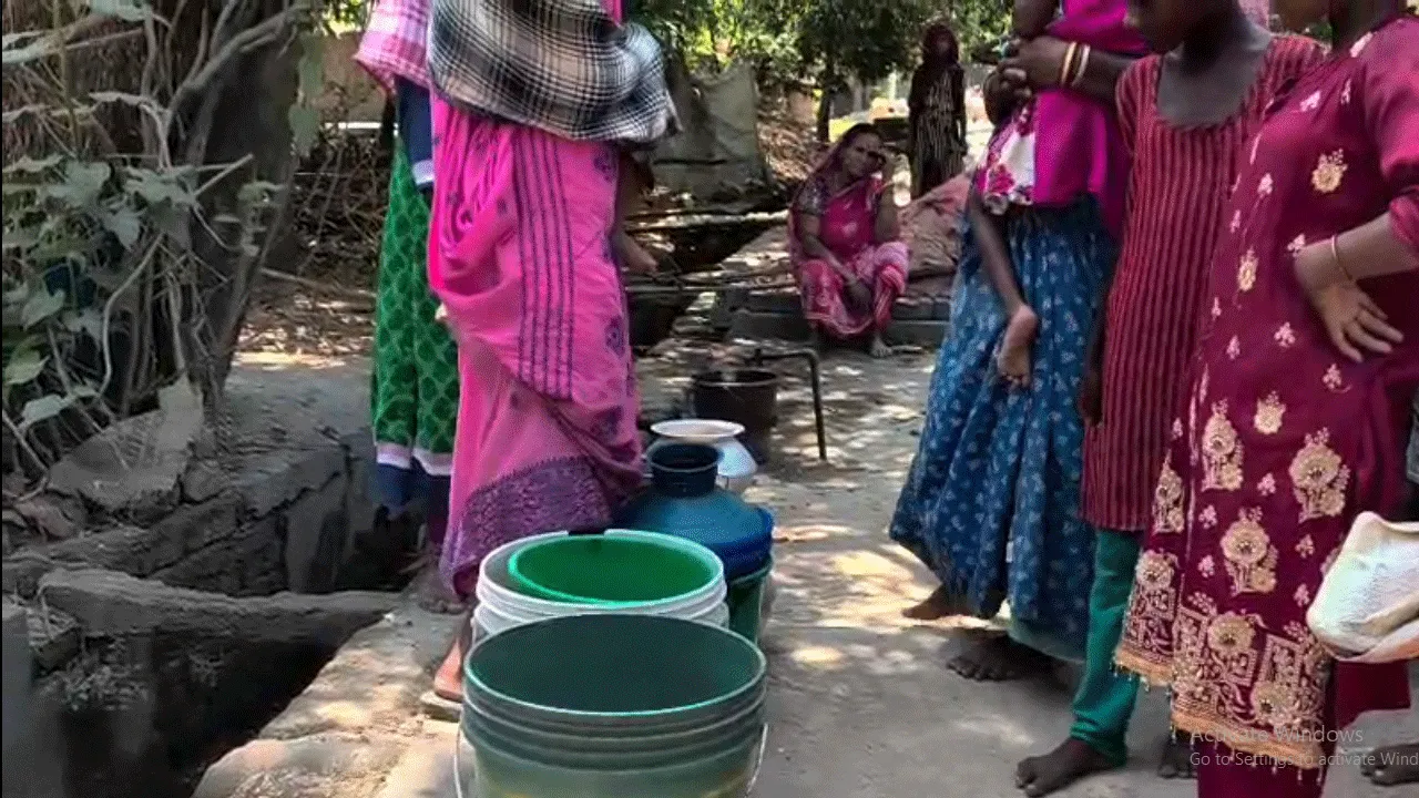 তীব্র দাবদাহে জলের জন্য ছটফট, দাঁড়িয়ে জলশূণ্য ট্যাঙ্কার