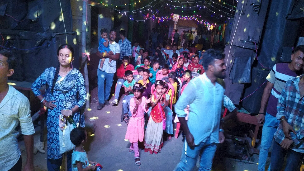 পবিত্র ইদ উপলক্ষ্যে ‘সম্প্রীতি বন্ধন’ সাংস্কৃতিক সন্ধ্যায় মেতে উঠল গুসকরা মুসলিম পাড়া
