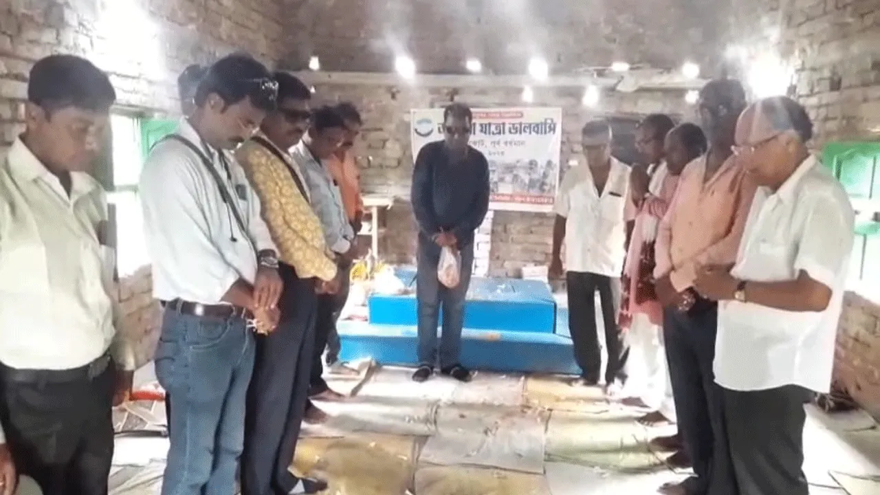 অপেশাদার যাত্রা শিল্পীদের পাশে ‘আমরা যাত্রা ভালবাসি’ সংস্থা
