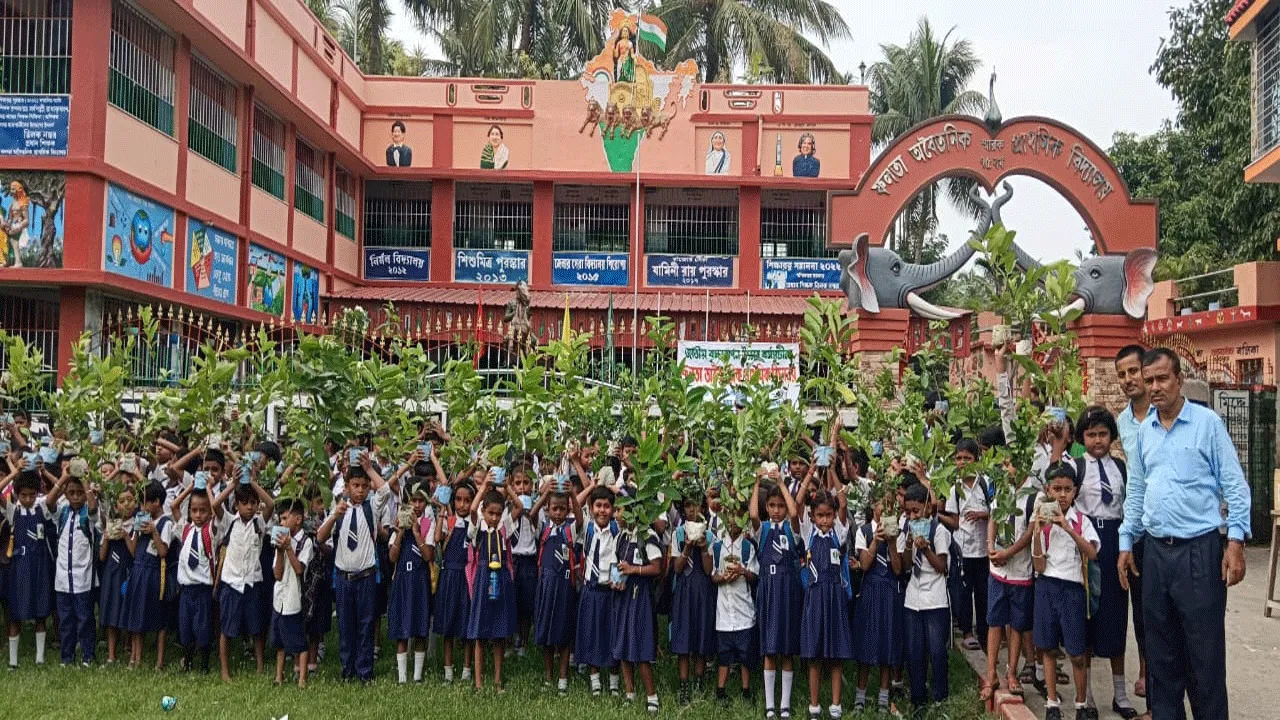 পরিবেশ সচেতনতায় সপ্তাহব্যাপী কর্মসূচি গ্রহণ করল ফলতার প্রাথমিক বিদ্যালয়