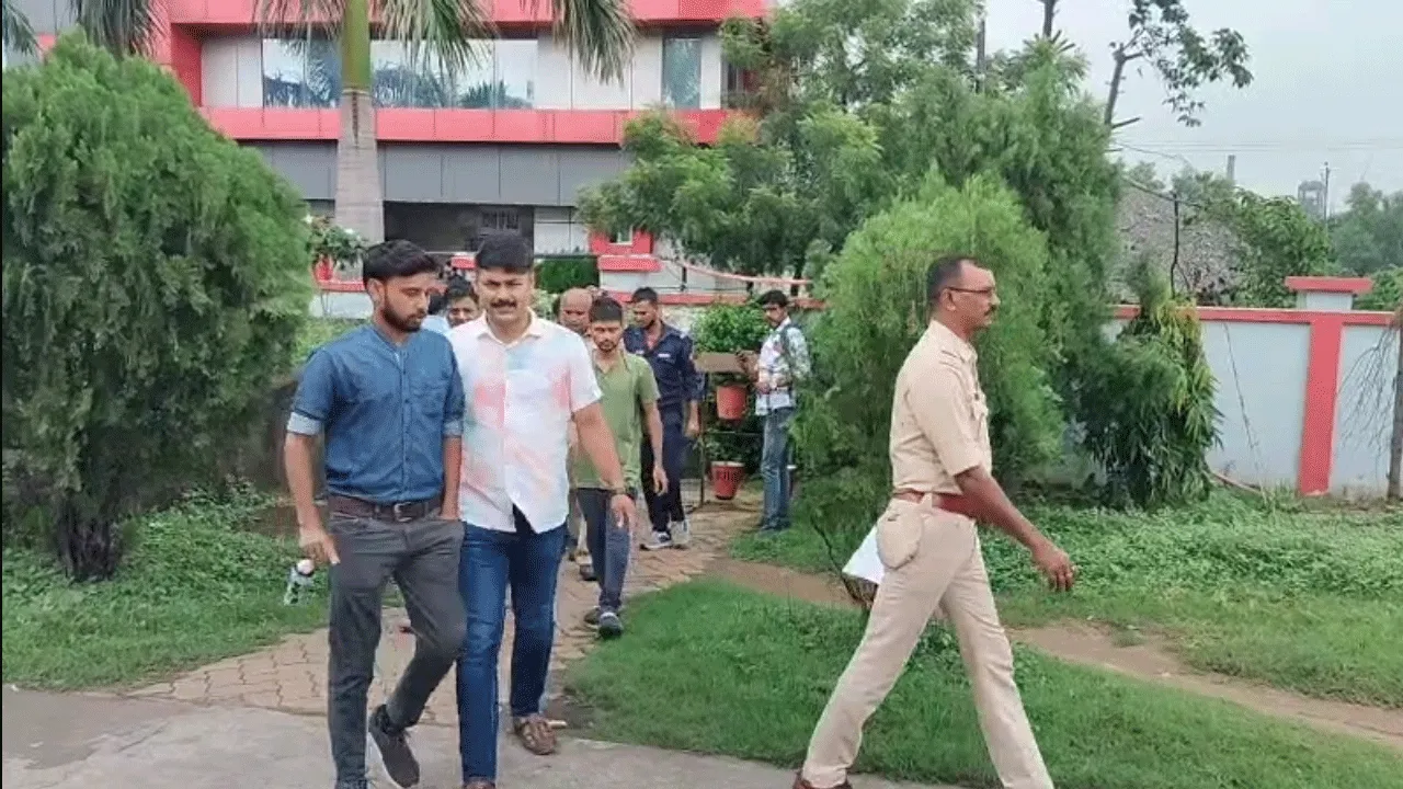 দুর্গাপুরে তৃণমূল নেতার বিরুদ্ধে দাদাগিরির অভিযোগ
