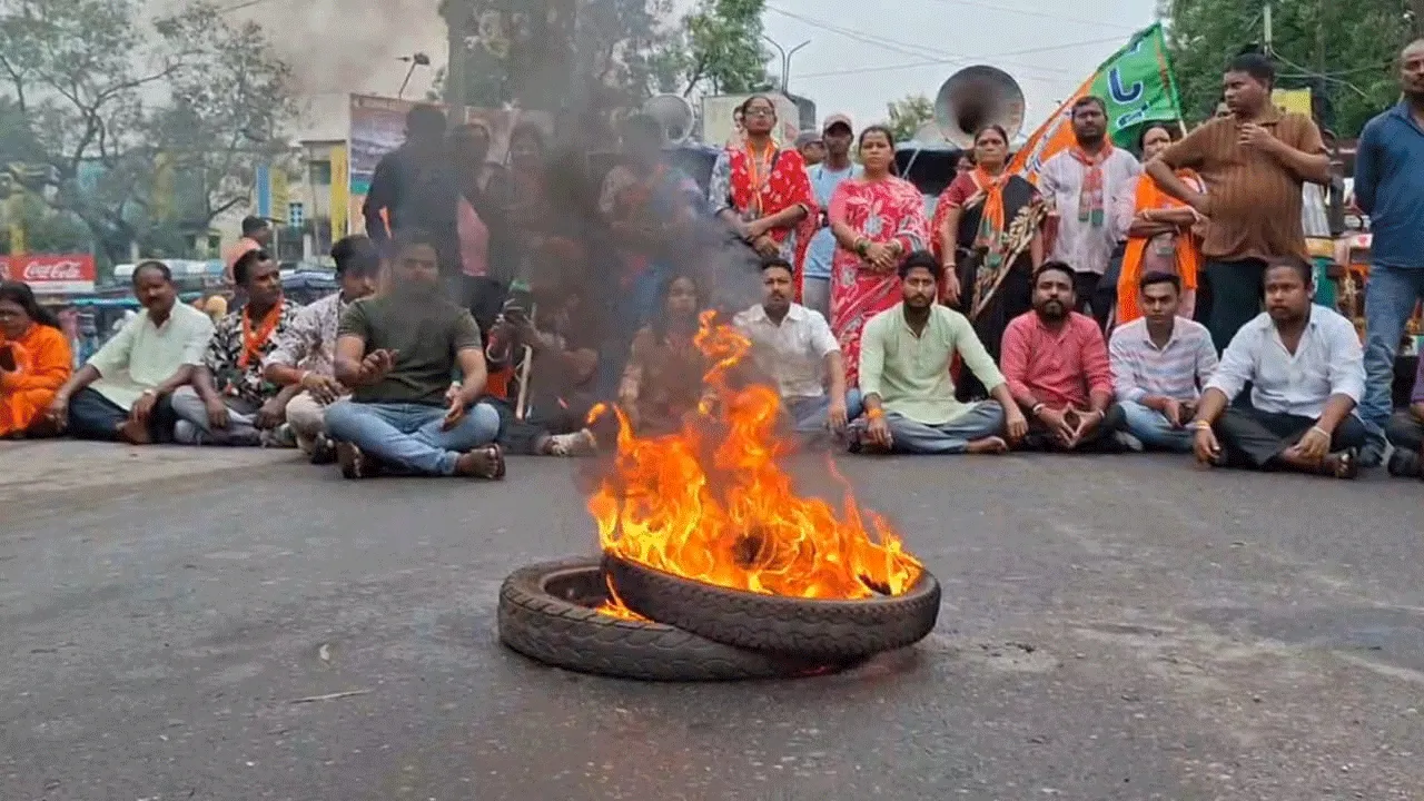 দলীয় বিধায়িকার প্রতি অশালীন মন্তব্য, ক্ষুব্ধ বিজেপি কর্মীদের রাস্তা অবরোধ