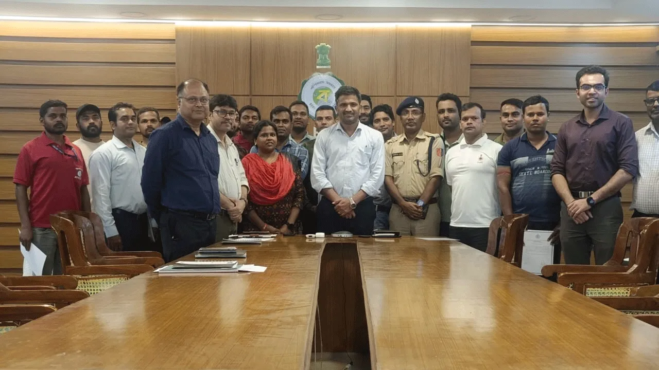 উদ্ধারকারী দলের সদস্যদের সম্বর্ধনা দিল জেলা প্রশাসন
