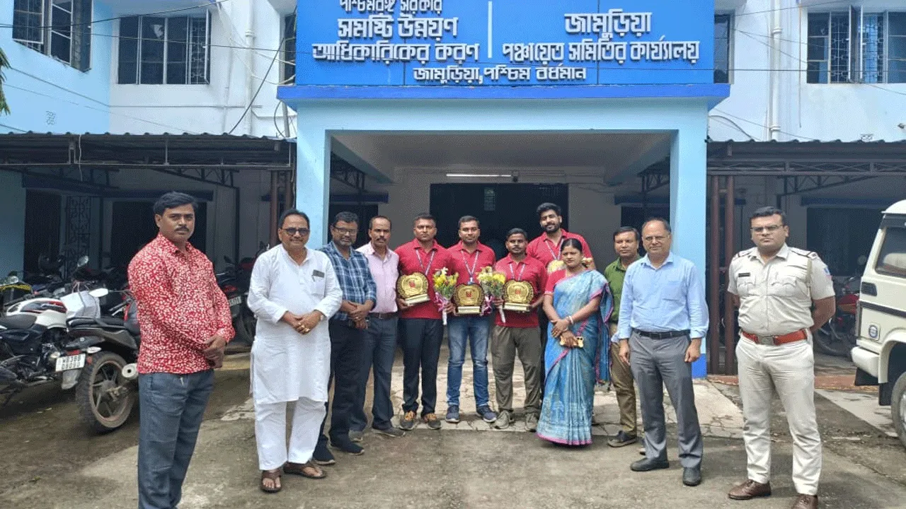 জেলা প্রশাসনের পাশাপাশিউদ্ধারকারী দলের সদস্যদের সম্বর্ধনা দিল জামুড়িয়া ব্লক সমিতি