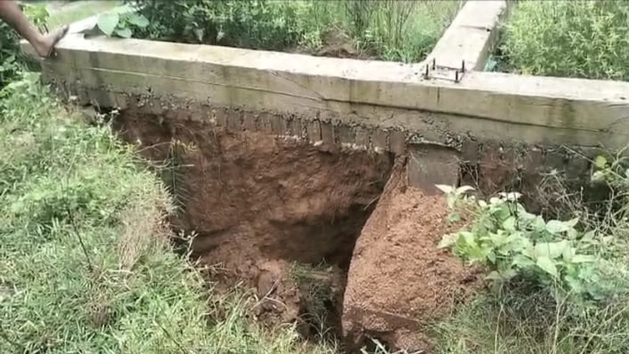 নির্মীয়মাণ বাড়ির ভিত ধসে আতঙ্ক