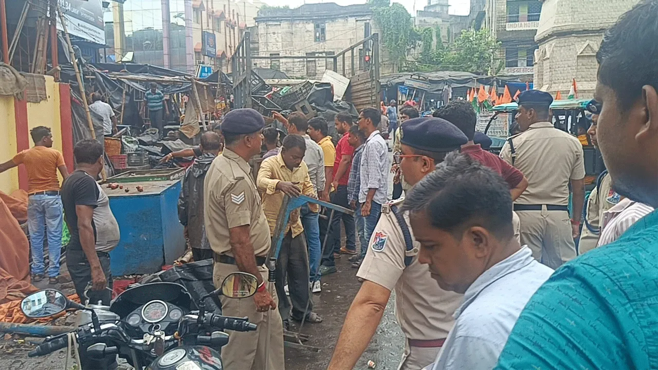 আসানসোলে রেলের উচ্ছেদ অভিযান, আন্দোলনের হুমকি তৃণমূল শ্রমিক নেতার