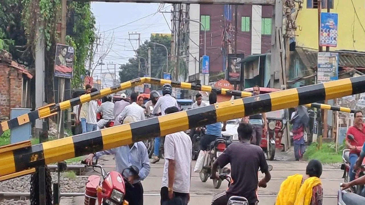 টোটোর ধাক্কায় অকেজো রেলগেটে, হেনস্থা যাত্রীদের