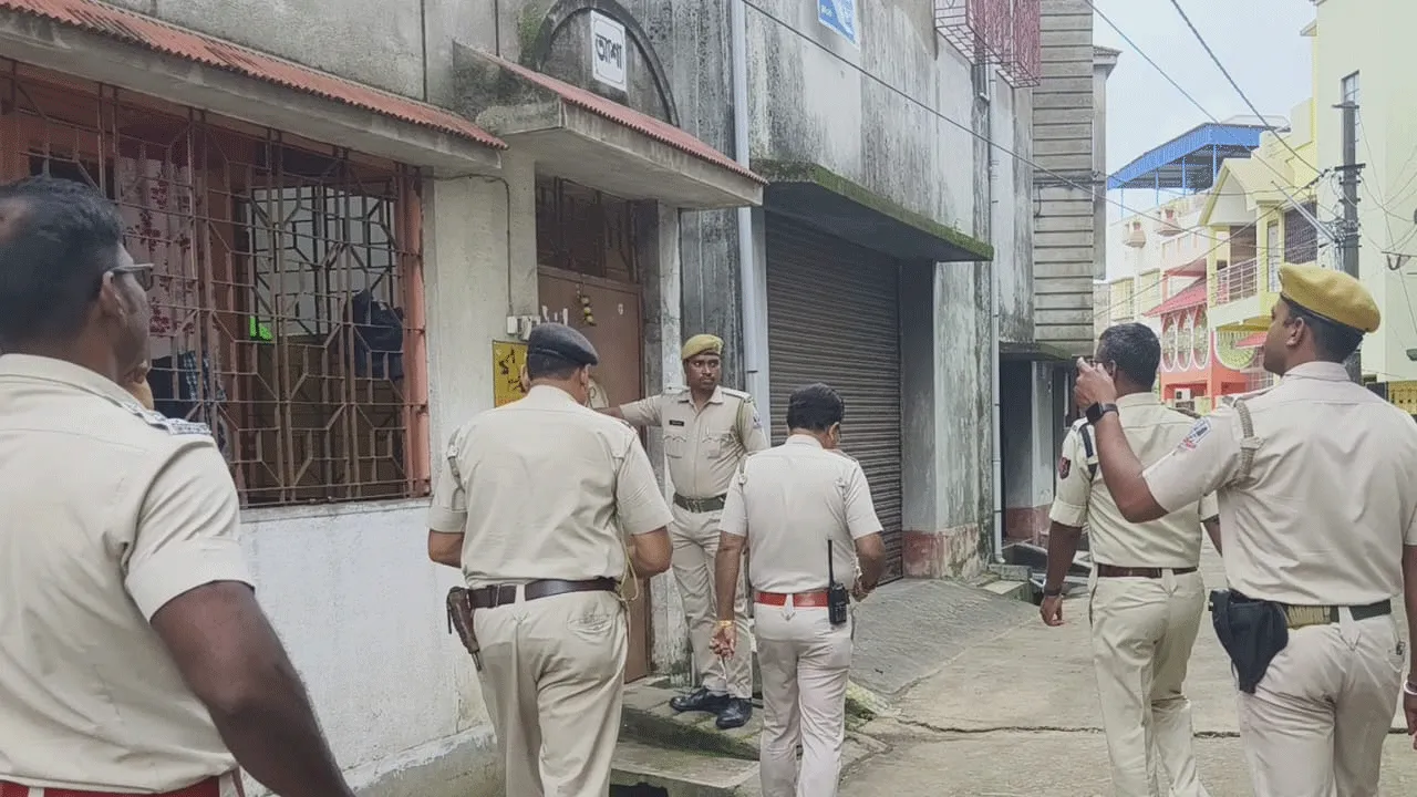 ভাড়াটিয়ার চাপে হাতের শিরা কেটে ও অ্যাসিড খেয়ে আত্মহত্যা চেষ্টা মা ও ছেলের, মৃত ১