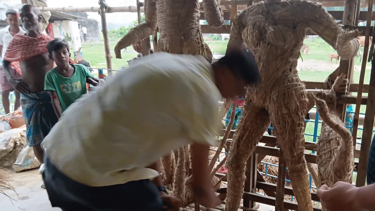 দুর্গা প্রতিমার কাঠামোয় মাটি দিলেন পুলিশ আধিকারিক