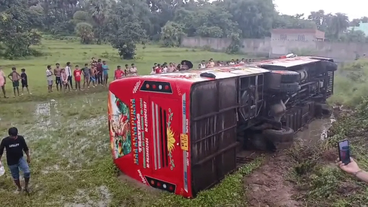 দুর্ঘটনার কবলে বরযাত্রী বোঝাই বাস