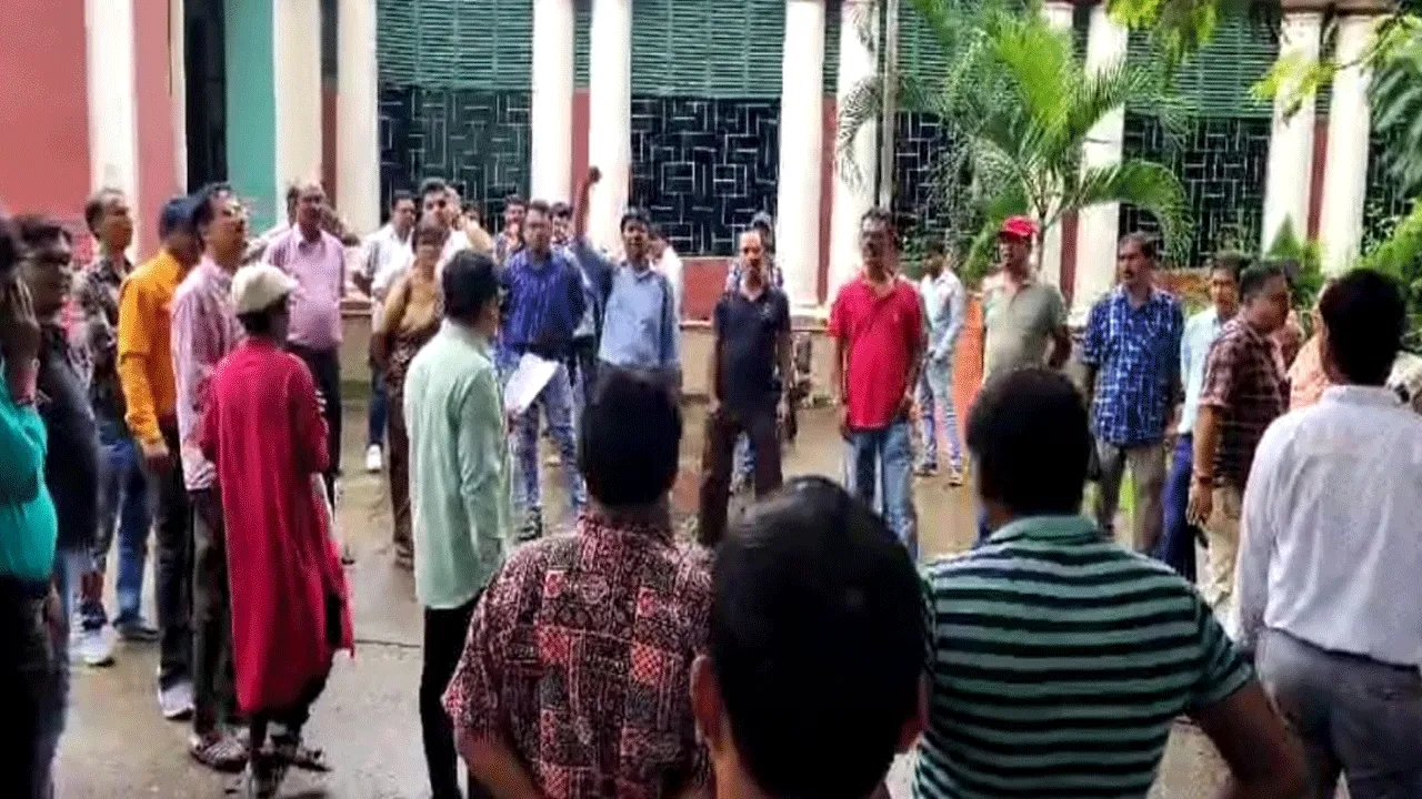 মহার্ঘ্য ভাতার দাবিতে পেন ডাউন করে ধর্মঘটে আদালতের কর্মীরা