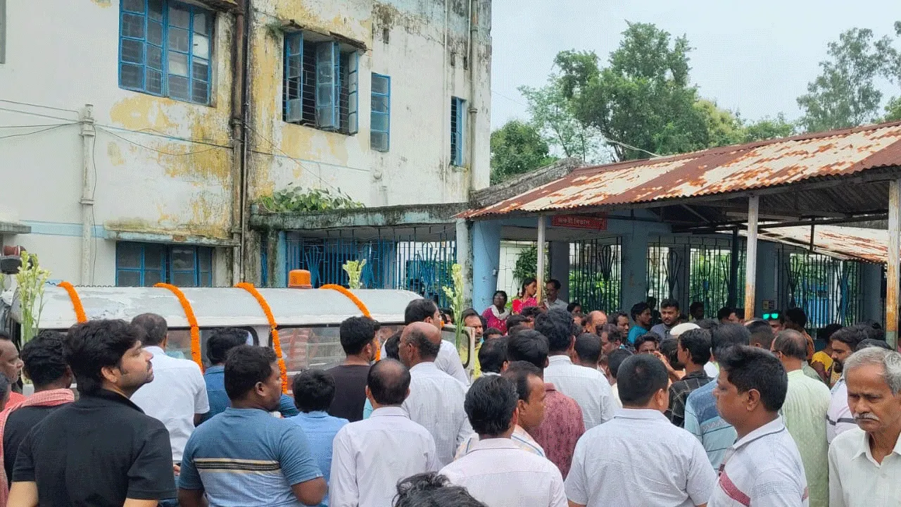 পঞ্চায়েত সমিতির সভাপতির মৃত্যুতে ঢল মানুষের