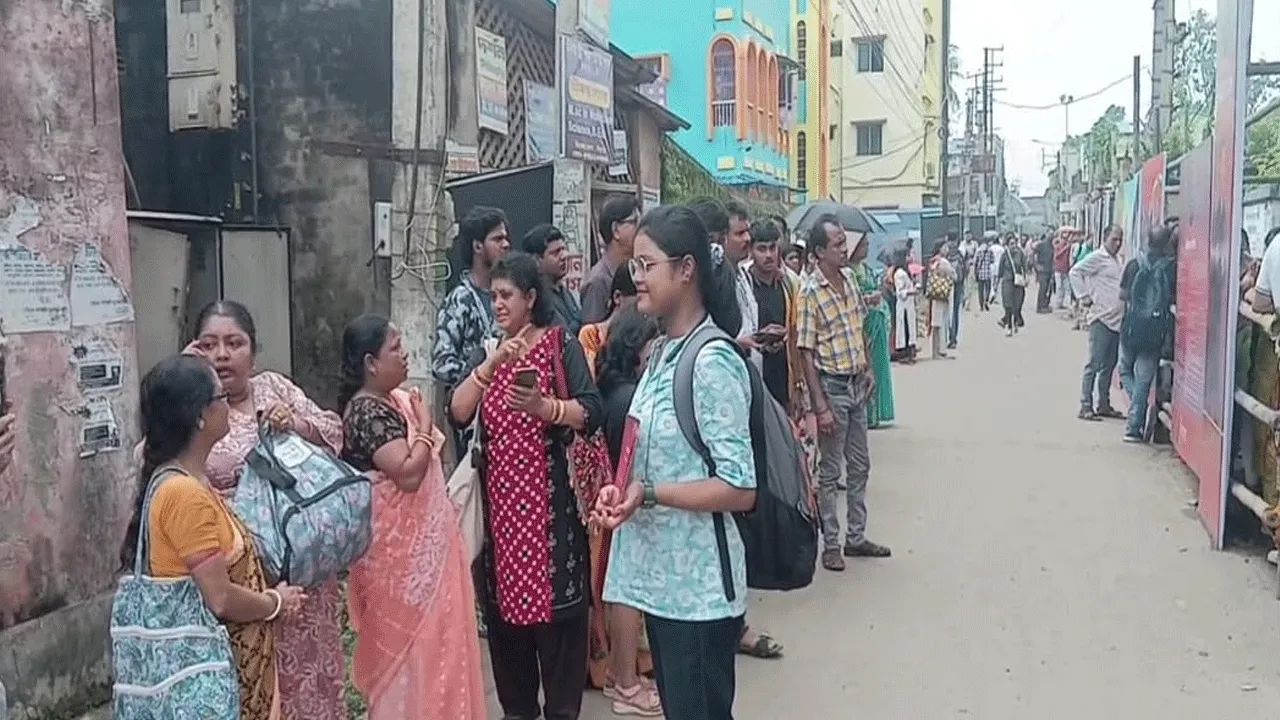 স্কুল বন্ধ রেখে টিভি চ্যানেলের রিয়েলিটি শোয়ের অডিশন, বিতর্ক