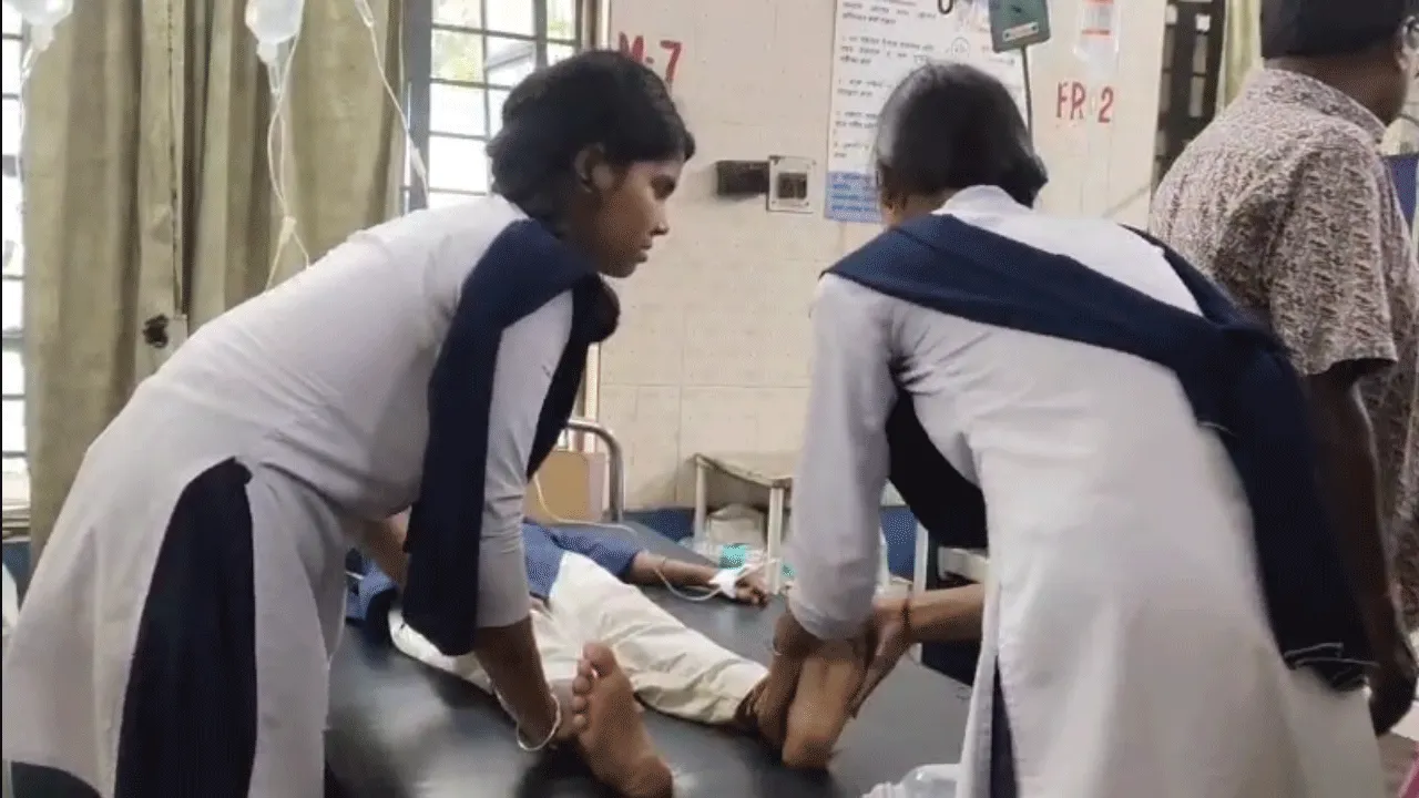 স্কুলে বাজ পরে অসুস্থ ৫ ছাত্রী