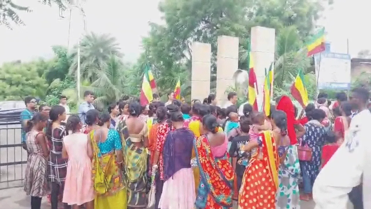 দুর্গাপুরে হাসপাতালের গেট আটকে বিক্ষোভ আদিবাসী সম্প্রদায়ের