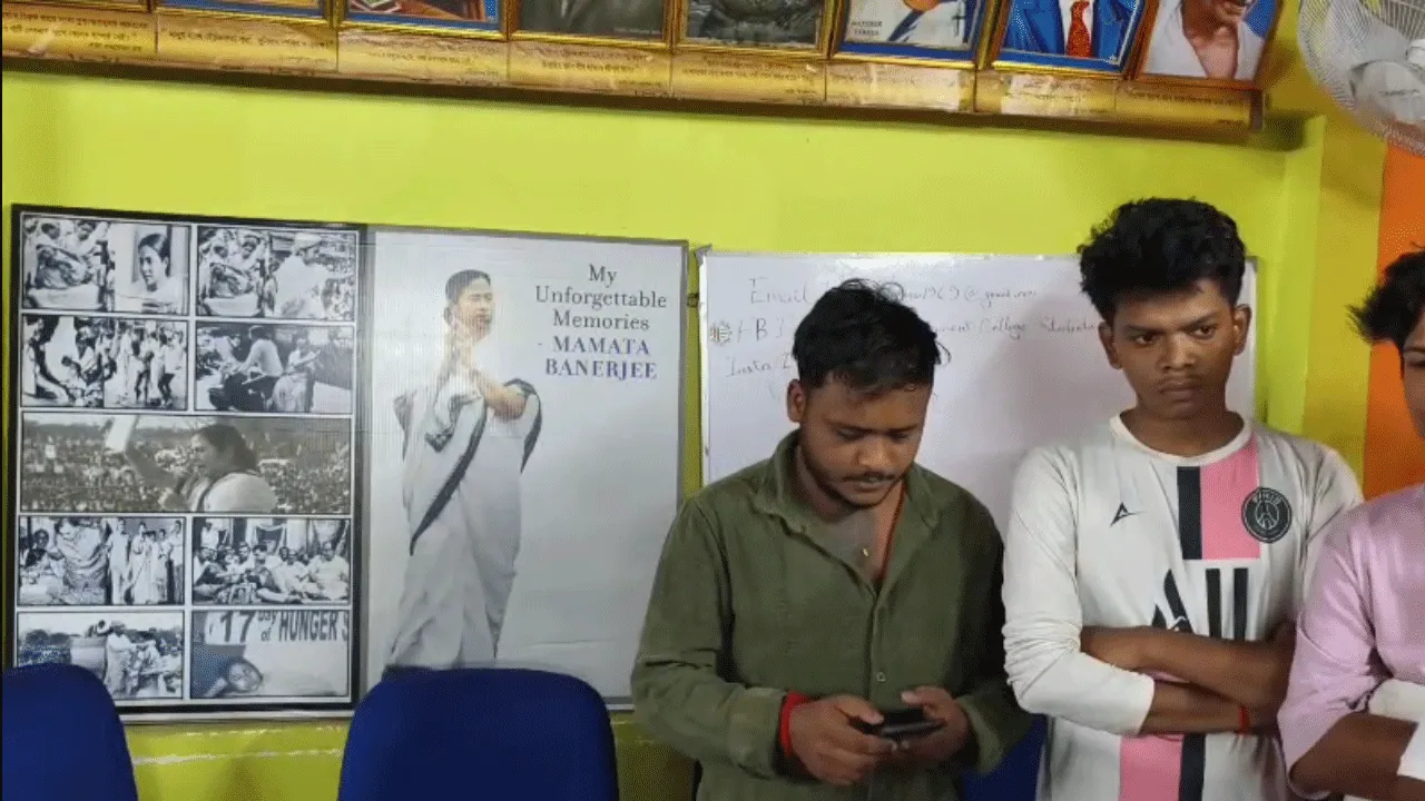 হাইকোর্টের নির্দেশ সত্ত্বেও খোলা দুর্গাপুরে সরকারি মহাবিদ্যালয়ের তৃণমূল ছাত্র পরিষদের কার্যালয়