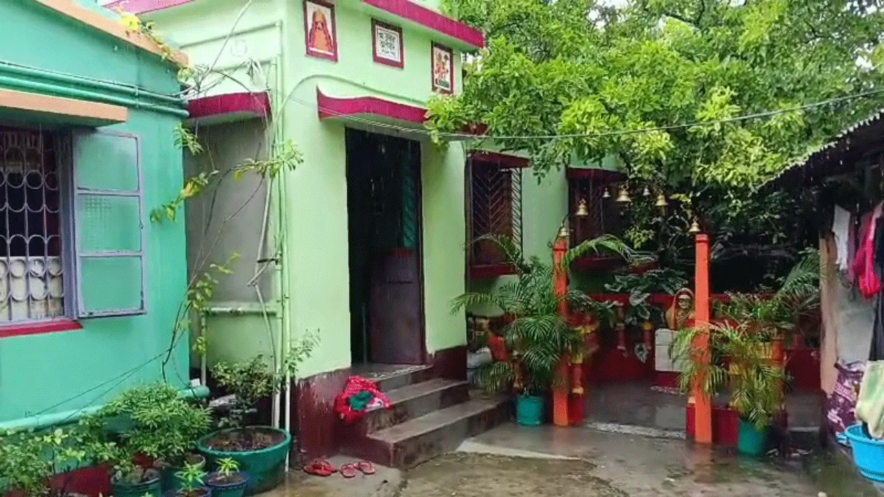 মামার বাড়িতে চুরি করে গ্রেফতার ভাগ্নি ও তার বন্ধু