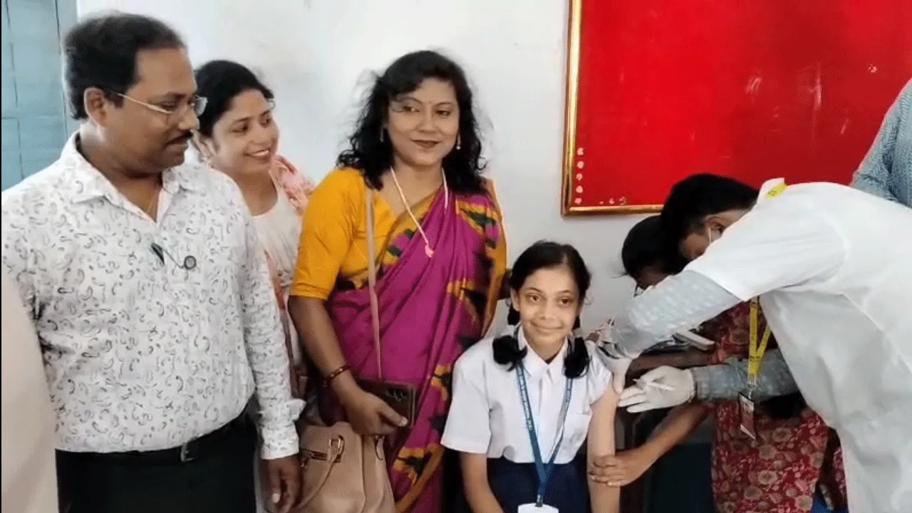 দুর্গাপুরের স্কুলে জরায়ু ক্যান্সার প্রতিরোধে এইচপিভি ভ্যাকসিন