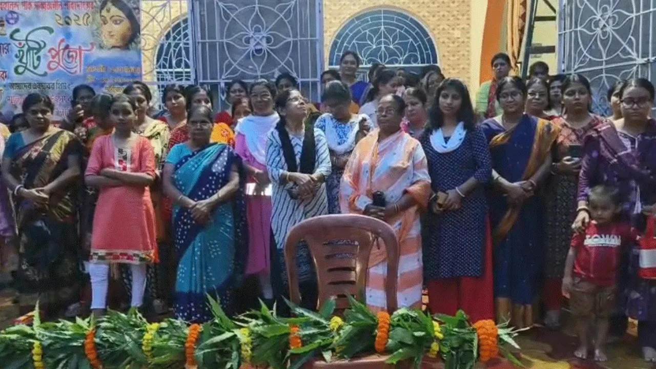‘ভুলে গিয়ে নাড়ীর টান’ থিমে চমক দিতে চলছে দুর্গাপুরের পুজো কমিটি