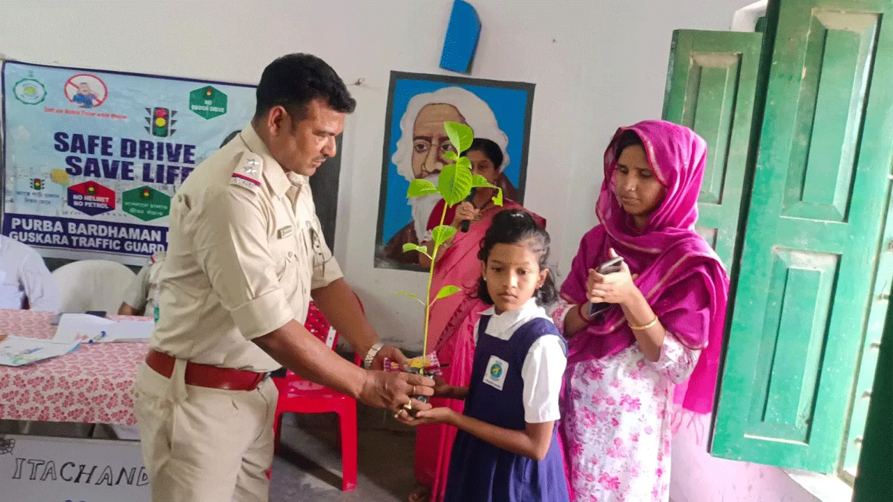 এলাকাবাসীকে সচেতন করার লক্ষ্যে গুসকরা ট্রাফিক গার্ডের উদ্যোগ