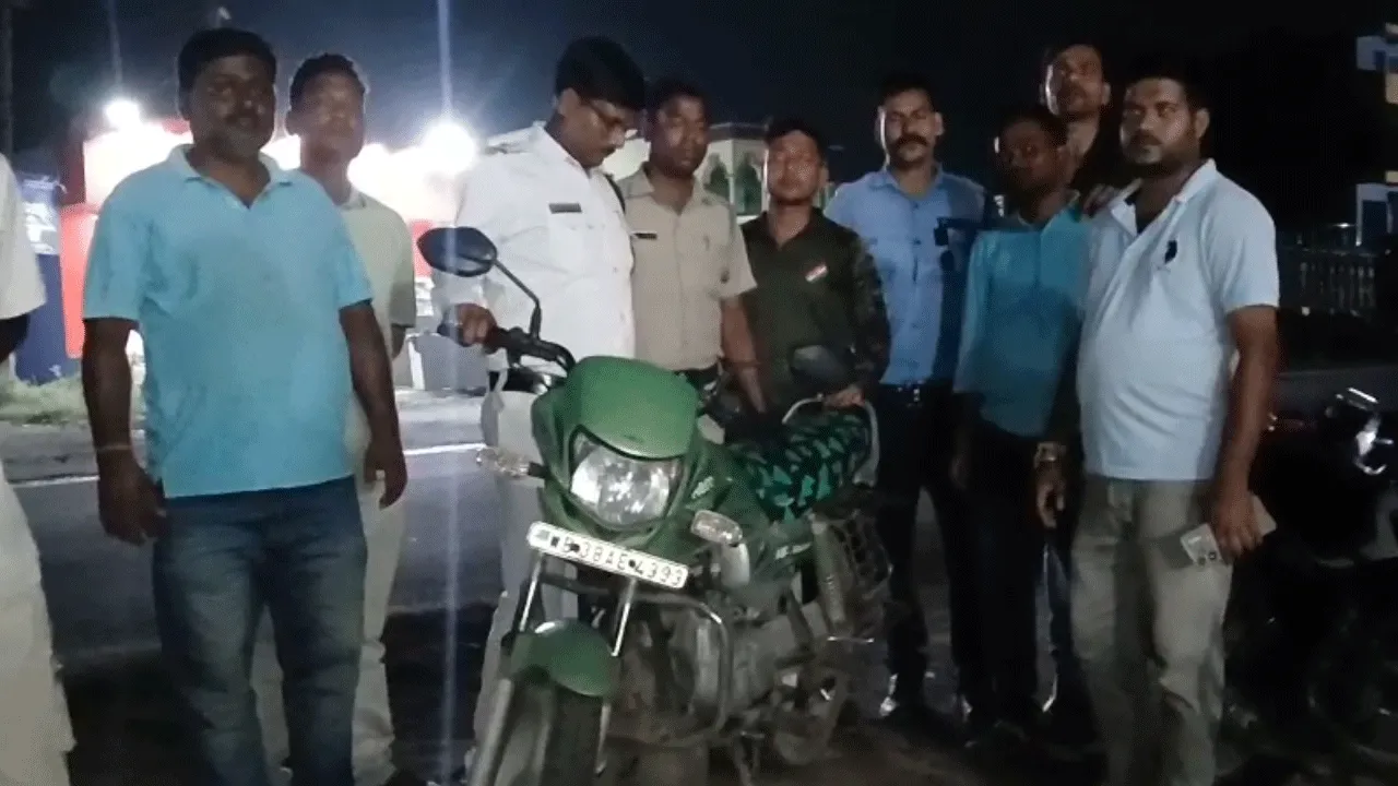 ট্রাফিক গার্ড পুলিশ ধরল চোর, উদ্ধার করল চুরি যাওয়া বাইক