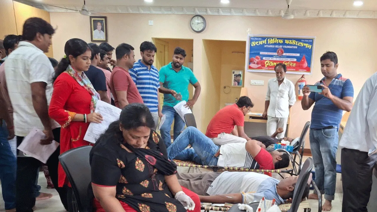 স্বর্গীয় সমাজসেবীর জন্মদিনে স্বেচ্ছায় রক্তদান ও স্বাস্থ্য পরীক্ষা শিবিরের আয়োজন করা হলো কামারকিতায়