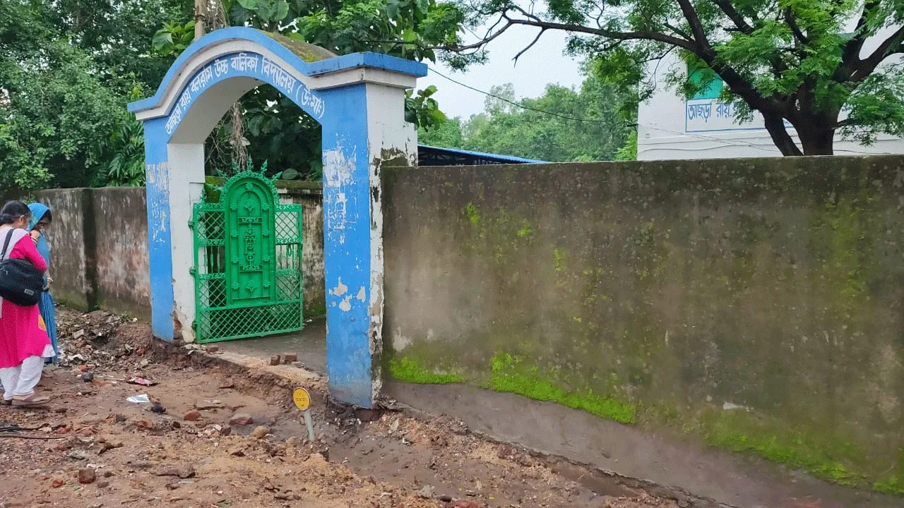 স্কুল প্রাঙ্গণে বিদ্যুতের খোলা তার নিয়ে বিদ্যুৎদফতরে সঙ্গে দ্বন্দ্ব