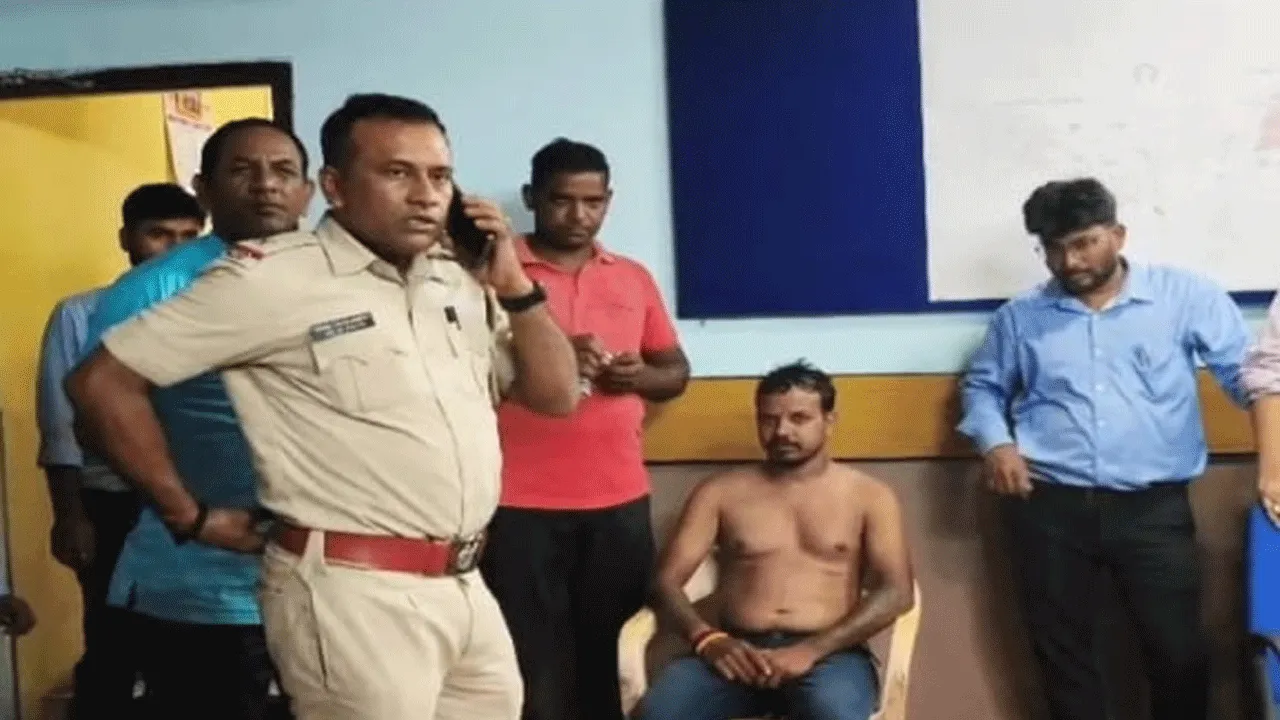 চাকরি না পেয়ে গায়ে পেট্রোল ঢেলে আত্মহত্যার চেষ্টা জমিদাতার
