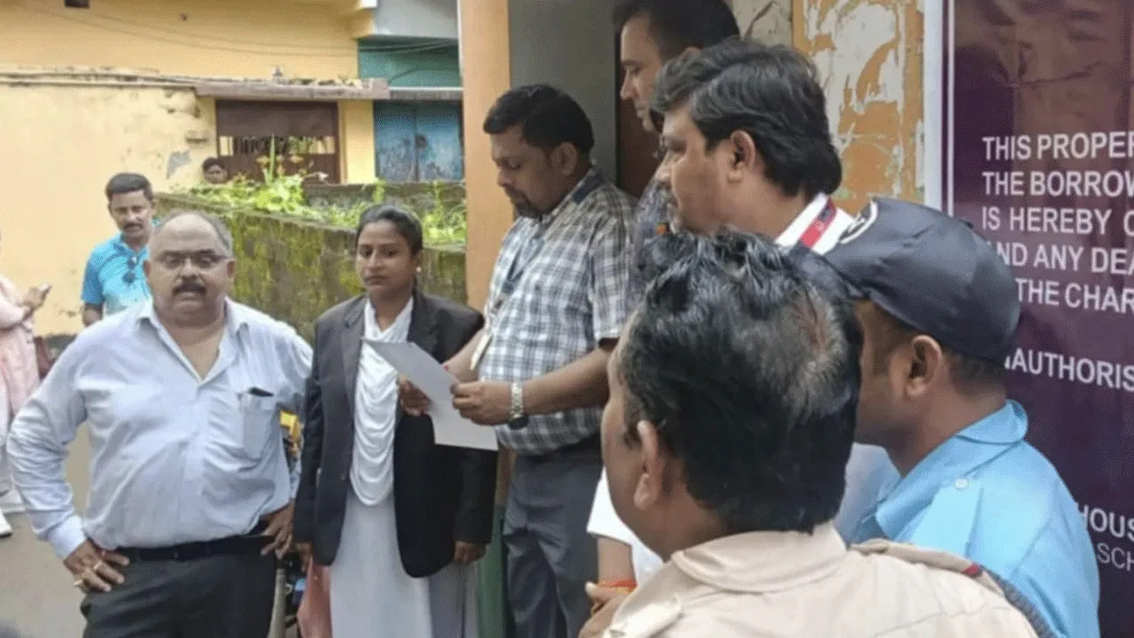 বাড়ি ‘সিজ’ করল বেসরকারি অর্থলগ্নি সংস্থা