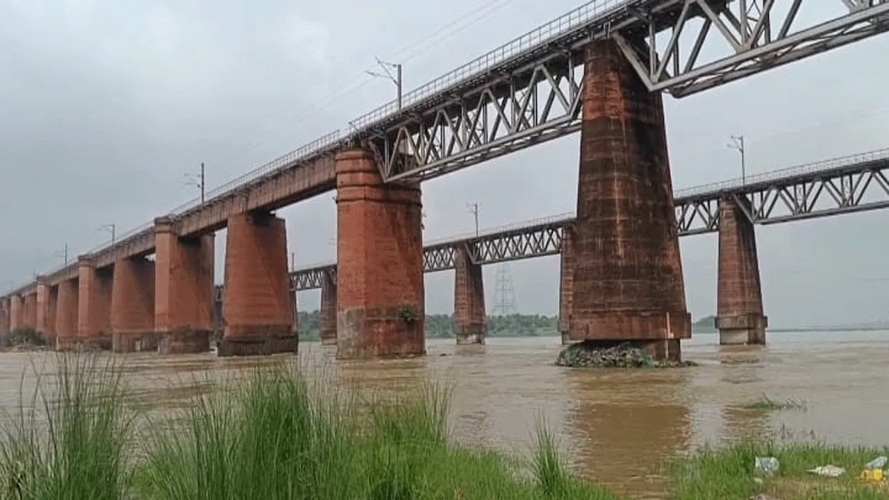 রেল ব্রিজের পিলারের বিপজ্জনক অবস্থা, মন্ত্রীকে চিঠি লেখার ভাবনা