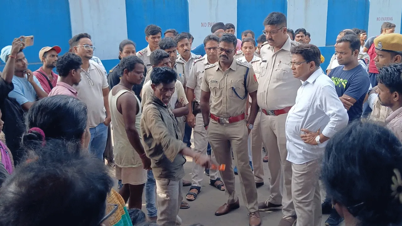 রোগী মৃত্যুতে চিকিৎসায় গাফিলতির অভিযোগে সাত ঘন্টা ধরে বিক্ষোভ জেলা হাসপাতালে