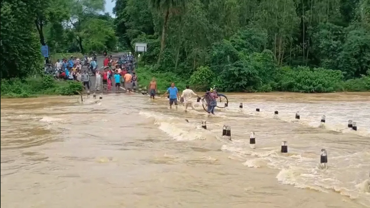 বাঁকুড়ায় টানা বৃষ্টির জের, একাধিক জায়গায় বিছিন্ন যোগাযোগ ব্যবস্থা