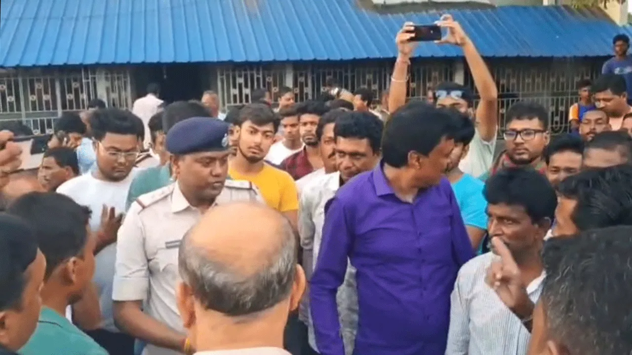 ট্রাফিক পুলিশের গাফিলতিতে মর্মান্তিক মৃত্যুর অভিযোগ